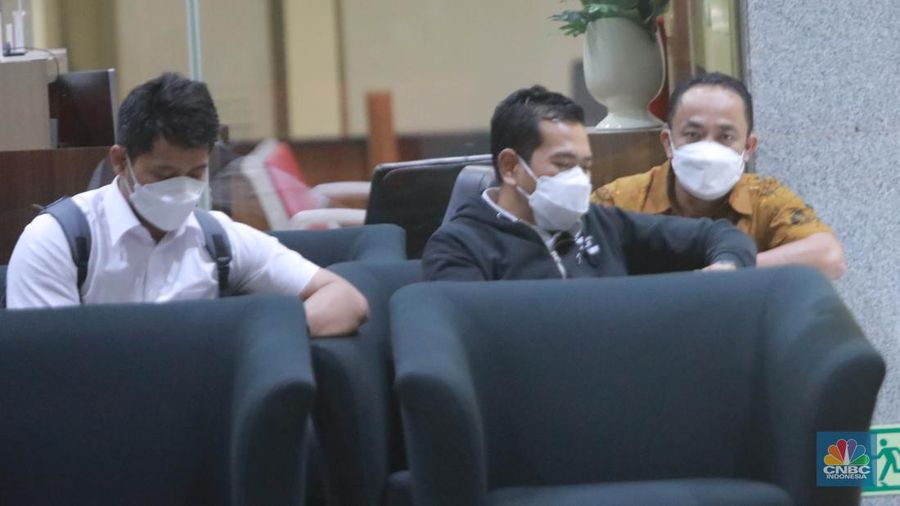 Plh Ditjen Minerba Idris Sihite mendatangi Gedung KPK, Kuningan, Jakarta, Senin (3/4/2023). (CNBC Indonesia/Muhammad Sabki)
