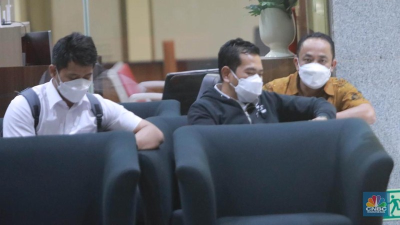 Plh Ditjen Minerba Idris Sihite mendatangi Gedung KPK, Kuningan, Jakarta, Senin (3/4/2023). (CNBC Indonesia/Muhammad Sabki)