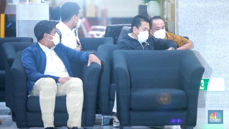 Plh Ditjen Minerba Idris Sihite mendatangi Gedung KPK, Kuningan, Jakarta, Senin (3/4/2023). (CNBC Indonesia/Muhammad Sabki)