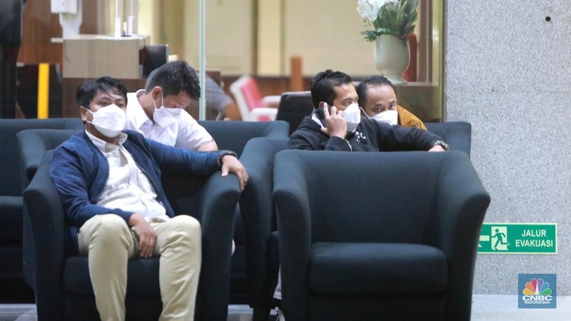 Plh Ditjen Minerba Idris Sihite mendatangi Gedung KPK, Kuningan, Jakarta, Senin (3/4/2023). (CNBC Indonesia/Muhammad Sabki)
