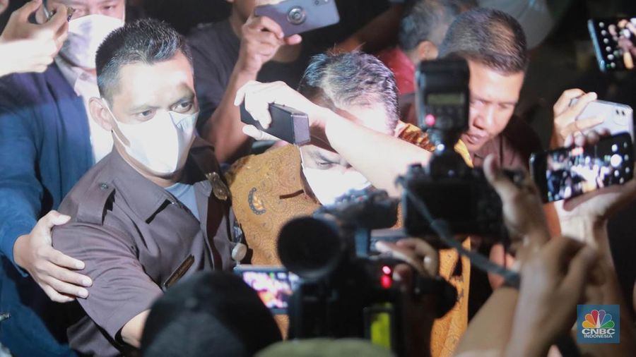 Plh Ditjen Minerba Idris Sihite mendatangi Gedung KPK, Kuningan, Jakarta, Senin (3/4/2023). (CNBC Indonesia/Muhammad Sabki)
