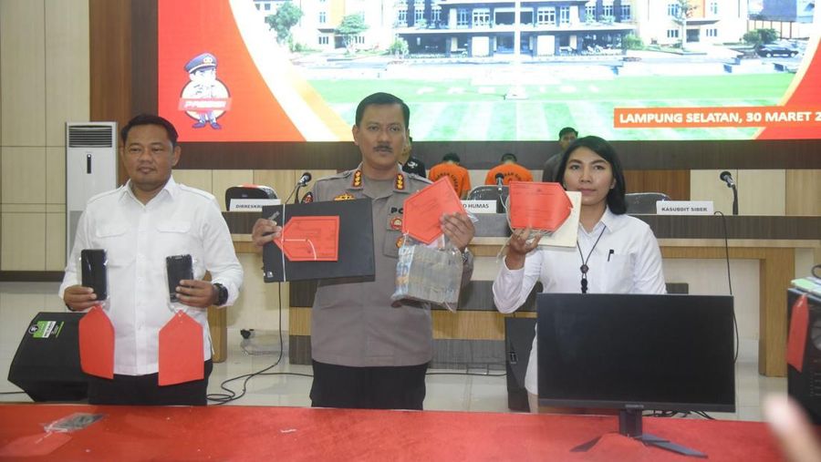 Polisi tangkap operator SBO TV aplikasi streaming bajakan (Dok: Polda Lampung)