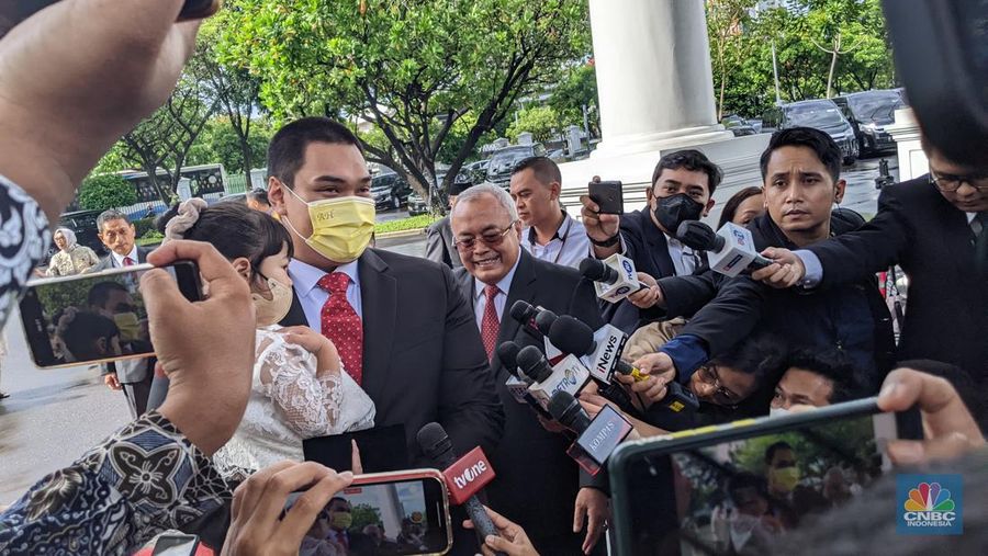 Politikus muda Partai Golongan Karya Dito Ariotedjo telah hadir di  di Istana Kepresidenan, Jakarta, Senin (3/4/2023), untuk menjalani pelantikan sebagai Menteri Pemuda dan Olahraga. Menggantikan  Zainudin Amali yang mundur usai terpilih sebagai Wakil Ketua Umum Persatuan Sepak Bola Indonesia. (CNBC Indonesia/Emir Yanwardhana)