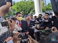 Sambil Gendong Anak, Dito Ariotedjo Tiba di Istana Presiden