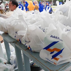 Bukit Asam Bagikan 795 Paket Sembako ke Guru Honorer
