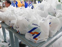 Bukit Asam Bagikan 795 Paket Sembako ke Guru Honorer