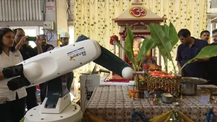 Robot ibadah (Tangkapan layar youtube BRABO Robotics and Automation Limited)