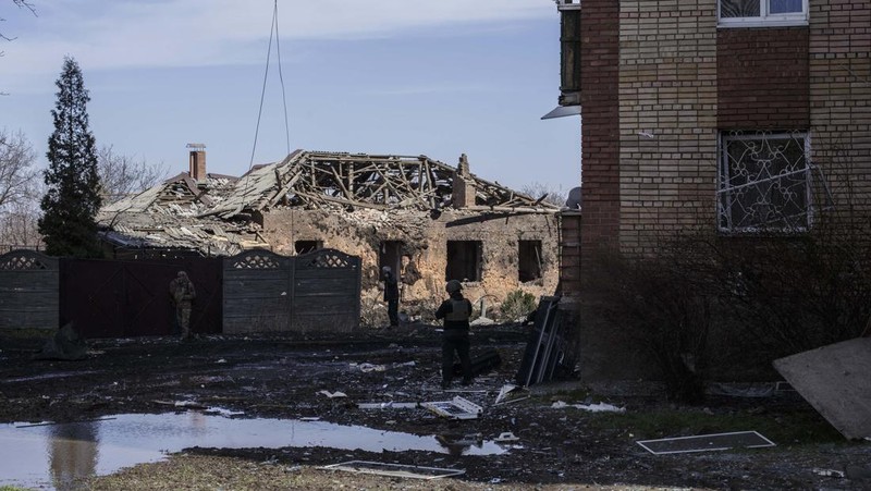 Sebuah serangan besar-besaran rudal Rusia mengguncang Ukraina, Minggu (2/4/2023). Serangan tersebut dilakukan di kota Kostyantynivka, Donbass, Ukraina Timur. (Anadolu Agency via Getty Images)