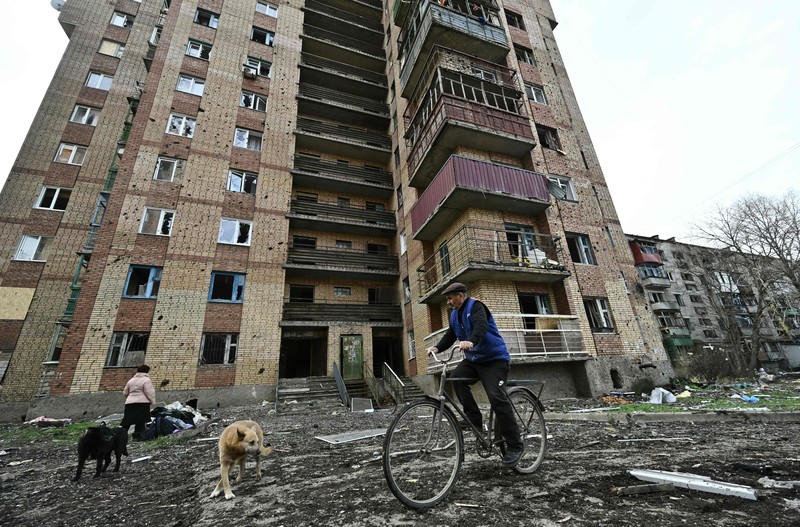 Sebuah serangan besar-besaran rudal Rusia mengguncang Ukraina, Minggu (2/4/2023). Serangan tersebut dilakukan di kota Kostyantynivka, Donbass, Ukraina Timur. (Anadolu Agency via Getty Images) Sebuah serangan besar-besaran rudal Rusia mengguncang Ukraina, Minggu (2/4/2023). Serangan tersebut dilakukan di kota Kostyantynivka, Donbass, Ukraina Timur. (Anadolu Agency via Getty Images)