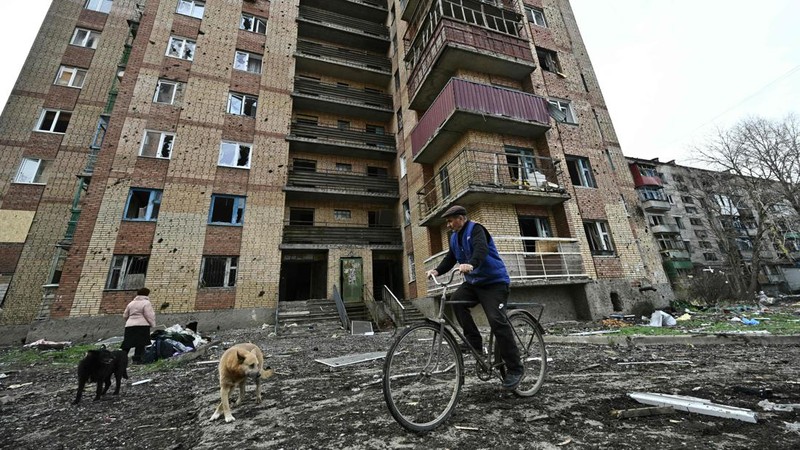 Sebuah serangan besar-besaran rudal Rusia mengguncang Ukraina, Minggu (2/4/2023). Serangan tersebut dilakukan di kota Kostyantynivka, Donbass, Ukraina Timur. (Anadolu Agency via Getty Images)