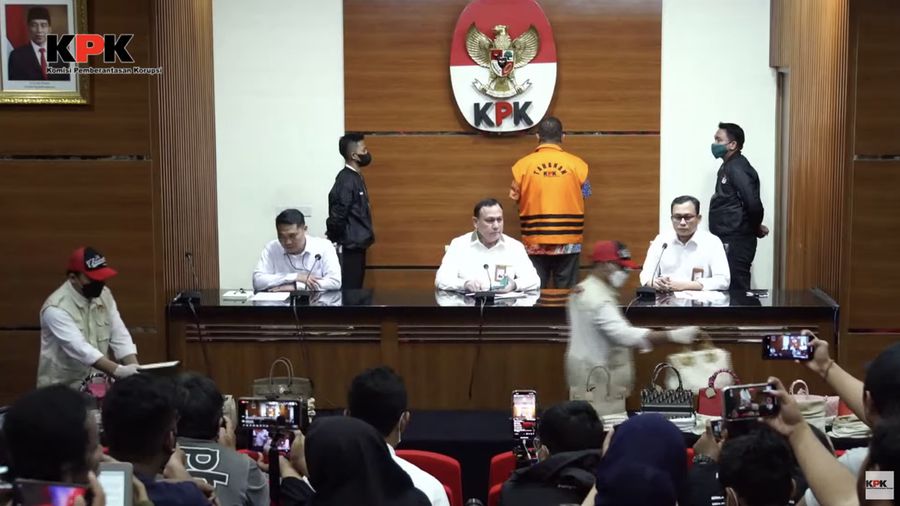 Sitaan Barang Bukti Rafael Alun Trisambodo Saat di tetapkan menjadi tersangka. (Tangkapan Layar Youtube KPK RI)
