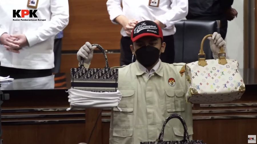 Sitaan Barang Bukti Rafael Alun Trisambodo Saat di tetapkan menjadi tersangka. (Tangkapan Layar Youtube KPK RI)