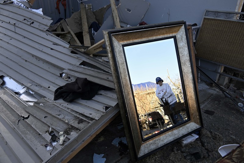 Pemandangan kerusakan saat warga membersihkan setelah tornado dahsyat di Little Rock, Arkansas, Amerika Serikat pada 1 April 2023. Gubernur Sarah Huckabee Sanders menyurvei area yang rusak. Pemandangan kerusakan saat warga membersihkan setelah tornado dahsyat di Little Rock, Arkansas, Amerika Serikat pada 1 April 2023. Gubernur Sarah Huckabee Sanders menyurvei area yang rusak. (Peter Zay/Anadolu Agency via Getty Images)