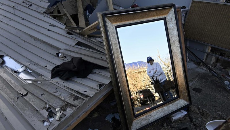 Pemandangan kerusakan saat warga membersihkan setelah tornado dahsyat di Little Rock, Arkansas, Amerika Serikat pada 1 April 2023. Gubernur Sarah Huckabee Sanders menyurvei area yang rusak. (Peter Zay/Anadolu Agency via Getty Images)