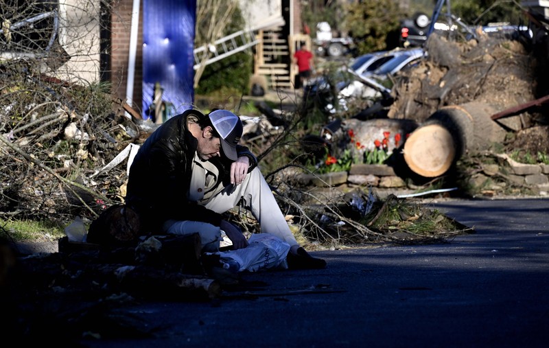 Pemandangan kerusakan saat warga membersihkan setelah tornado dahsyat di Little Rock, Arkansas, Amerika Serikat pada 1 April 2023. Gubernur Sarah Huckabee Sanders menyurvei area yang rusak. (Peter Zay/Anadolu Agency via Getty Images)