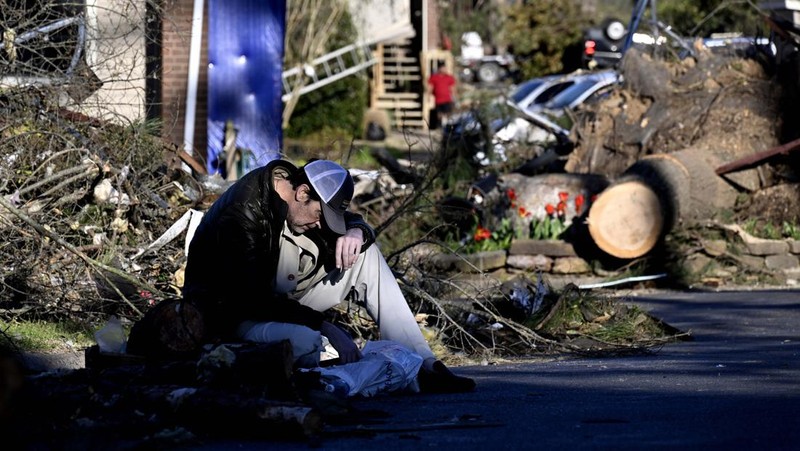 Pemandangan kerusakan saat warga membersihkan setelah tornado dahsyat di Little Rock, Arkansas, Amerika Serikat pada 1 April 2023. Gubernur Sarah Huckabee Sanders menyurvei area yang rusak. (Peter Zay/Anadolu Agency via Getty Images)