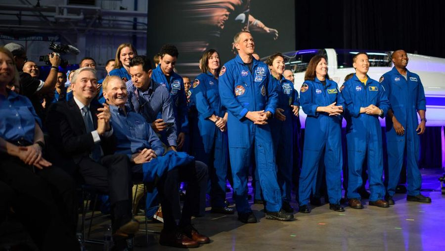 Awak misi Artemis II NASA (kiri ke kanan): astronot Badan Antariksa Kanada Jeremy Hansen astronot NASA Victor Glover, Reid Wiseman, dan Christina Hammock Koch selama pengenalan anggota awak Artemis II pada 3 April 2023. (Jonathan Newton/The Washington Post via Getty Images)