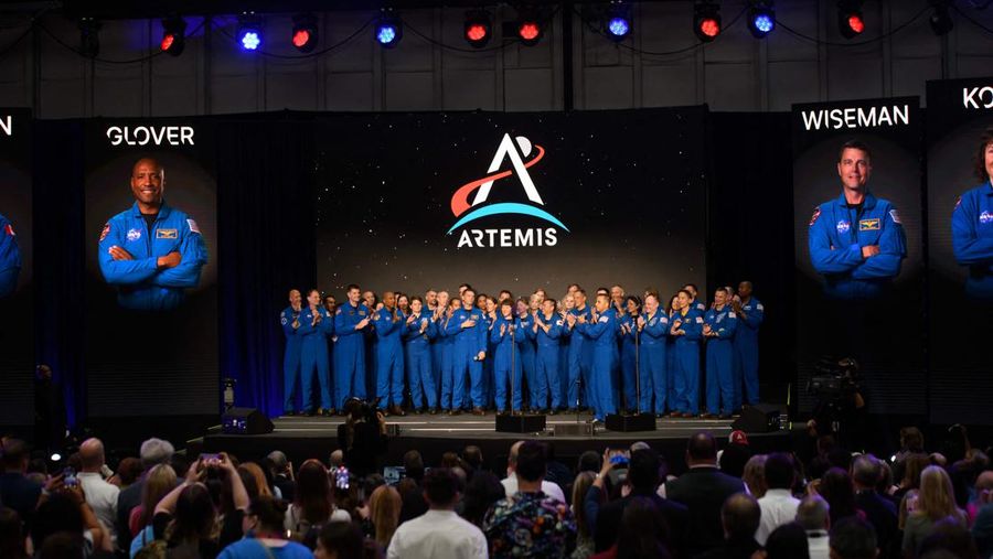 Awak misi Artemis II NASA (kiri ke kanan): astronot Badan Antariksa Kanada Jeremy Hansen astronot NASA Victor Glover, Reid Wiseman, dan Christina Hammock Koch selama pengenalan anggota awak Artemis II pada 3 April 2023. (Jonathan Newton/The Washington Post via Getty Images)