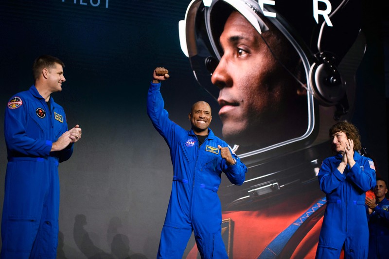 Awak misi Artemis II NASA (kiri ke kanan): astronot Badan Antariksa Kanada Jeremy Hansen astronot NASA Victor Glover, Reid Wiseman, dan Christina Hammock Koch selama pengenalan anggota awak Artemis II pada 3 April 2023. Awak misi Artemis II NASA (kiri ke kanan): astronot Badan Antariksa Kanada Jeremy Hansen astronot NASA Victor Glover, Reid Wiseman, dan Christina Hammock Koch selama pengenalan anggota awak Artemis II pada 3 April 2023. (Jonathan Newton/The Washington Post via Getty Images)