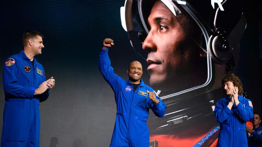 Awak misi Artemis II NASA (kiri ke kanan): astronot Badan Antariksa Kanada Jeremy Hansen astronot NASA Victor Glover, Reid Wiseman, dan Christina Hammock Koch selama pengenalan anggota awak Artemis II pada 3 April 2023. (Jonathan Newton/The Washington Post via Getty Images)