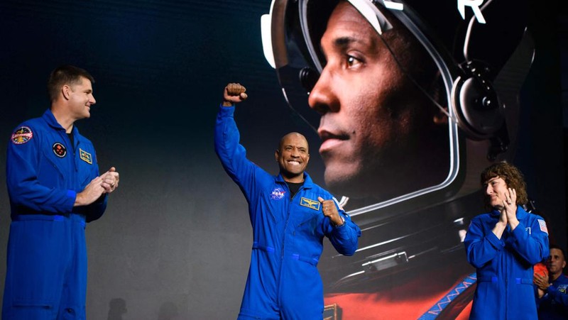 Awak misi Artemis II NASA (kiri ke kanan): astronot Badan Antariksa Kanada Jeremy Hansen astronot NASA Victor Glover, Reid Wiseman, dan Christina Hammock Koch selama pengenalan anggota awak Artemis II pada 3 April 2023. (Jonathan Newton/The Washington Post via Getty Images)