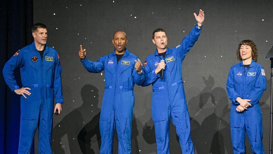 Awak misi Artemis II NASA (kiri ke kanan): astronot Badan Antariksa Kanada Jeremy Hansen astronot NASA Victor Glover, Reid Wiseman, dan Christina Hammock Koch selama pengenalan anggota awak Artemis II pada 3 April 2023. (Jonathan Newton/The Washington Post via Getty Images)