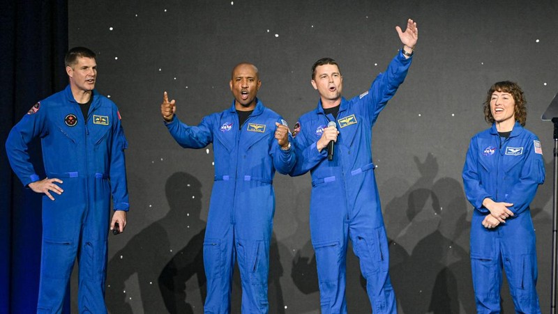 Awak misi Artemis II NASA (kiri ke kanan): astronot Badan Antariksa Kanada Jeremy Hansen astronot NASA Victor Glover, Reid Wiseman, dan Christina Hammock Koch selama pengenalan anggota awak Artemis II pada 3 April 2023. (Jonathan Newton/The Washington Post via Getty Images)