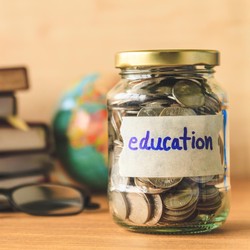 Selamat Hari Pendidikan, Ini Tips Gaji Cekak Kuliahin Anak