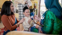 Mengapa Ada Tradisi Bagi-bagi THR Saat Lebaran? Ini Sejarahnya