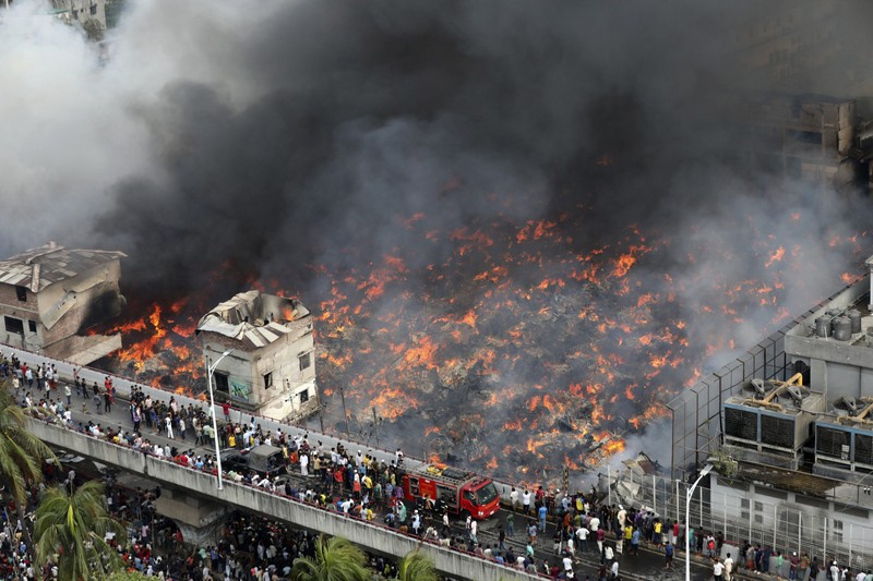 Kebakaran berkobar di pasar populer untuk pakaian murah di ibu kota Bangladesh, Dhaka, Bangladesh, Selasa, 4 April 2023. Kebakaran terjadi di Pasar Bangabazar di Dhaka pada Selasa, tetapi tidak ada korban yang langsung dilaporkan. (AP/Mahmud Hossain Opu)