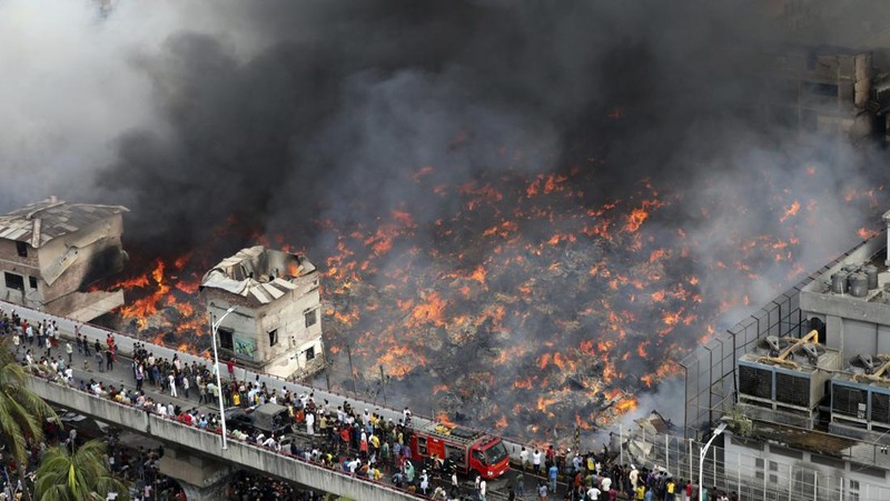Kebakaran berkobar di pasar populer untuk pakaian murah di ibu kota Bangladesh, Dhaka, Bangladesh, Selasa, 4 April 2023. Kebakaran terjadi di Pasar Bangabazar di Dhaka pada Selasa, tetapi tidak ada korban yang langsung dilaporkan. (AP/Mahmud Hossain Opu)