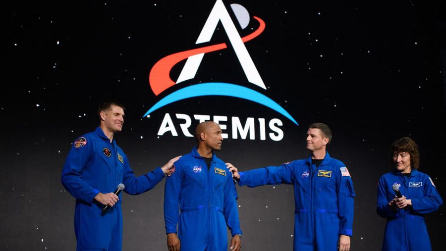(Kiri-Kanan) Astronot Jeremy Hansen, Victor Glover, Reid Wiseman dan Christina Hammock Koch berdiri di atas panggung setelah dipilih untuk misi Artemis II yang akan menjelajahi Bulan selama konferensi pers yang diadakan oleh NASA dan CSA di bandara Ellington di Houston, Texas, pada 3 April 2023. - Bepergian dengan pesawat ruang angkasa Orion NASA selama Artemis II, misi tersebut adalah uji terbang berawak pertama di jalur agensi untuk membangun kehadiran ilmiah dan manusia jangka panjang di permukaan bulan. (MARK FELIX/AFP via Getty Images)