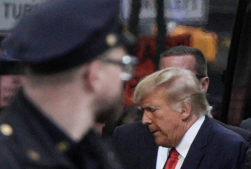 Mantan presiden AS Donald Trump tiba di New York, Senin (3/4), pukul 4.15 sore (20.15 GMT) setelah terbang dari Florida, untuk menghadapi tuntutan pidana. (REUTERS/MARCO BELLO)