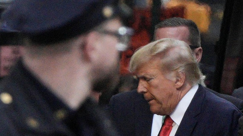 Mantan presiden AS Donald Trump tiba di New York, Senin (3/4), pukul 4.15 sore (20.15 GMT) setelah terbang dari Florida, untuk menghadapi tuntutan pidana. (REUTERS/MARCO BELLO)
