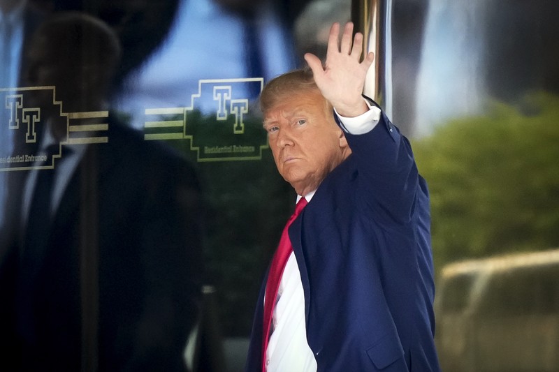 Mantan presiden AS Donald Trump tiba di New York, Senin (3/4), pukul 4.15 sore (20.15 GMT) setelah terbang dari Florida, untuk menghadapi tuntutan pidana. (REUTERS/MARCO BELLO)