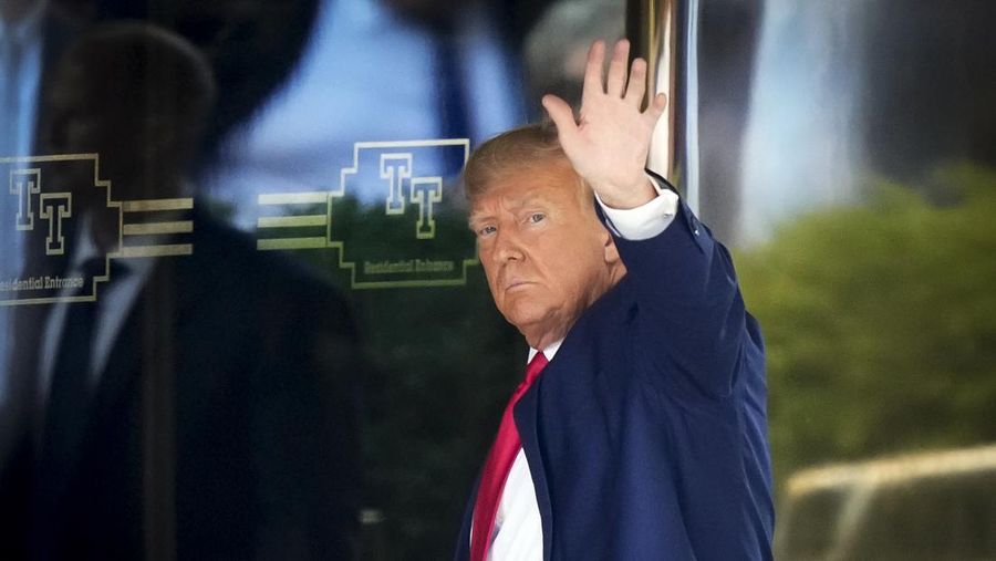 Mantan presiden AS Donald Trump tiba di New York, Senin (3/4), pukul 4.15 sore (20.15 GMT) setelah terbang dari Florida, untuk menghadapi tuntutan pidana. (AP/Bryan Woolston)