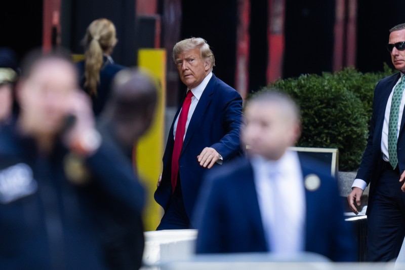 Mantan presiden AS Donald Trump tiba di New York, Senin (3/4), pukul 4.15 sore (20.15 GMT) setelah terbang dari Florida, untuk menghadapi tuntutan pidana. (REUTERS/MARCO BELLO)