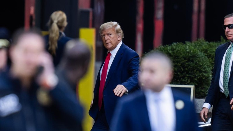 Mantan presiden AS Donald Trump tiba di New York, Senin (3/4), pukul 4.15 sore (20.15 GMT) setelah terbang dari Florida, untuk menghadapi tuntutan pidana. (REUTERS/MARCO BELLO)