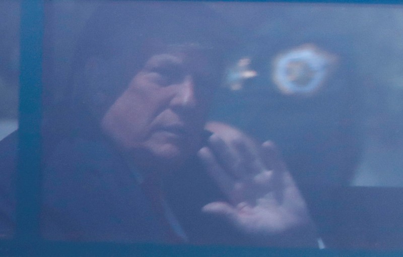 Mantan presiden AS Donald Trump tiba di New York, Senin (3/4), pukul 4.15 sore (20.15 GMT) setelah terbang dari Florida, untuk menghadapi tuntutan pidana. (REUTERS/MARCO BELLO)