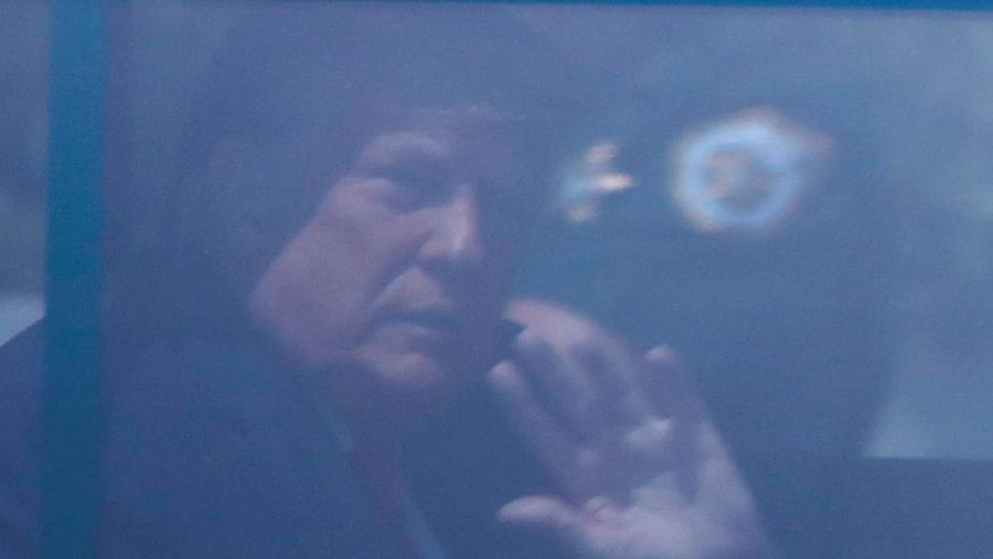Mantan presiden AS Donald Trump tiba di New York, Senin (3/4), pukul 4.15 sore (20.15 GMT) setelah terbang dari Florida, untuk menghadapi tuntutan pidana. (REUTERS/MARCO BELLO)