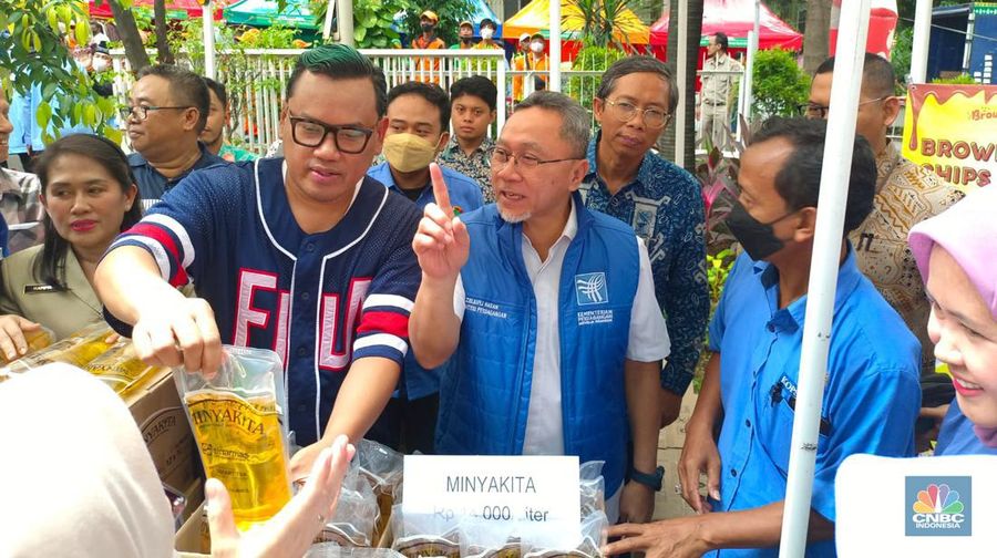 Menteri Perdagangan Zulkifli Hasan membuka pasar murah/bazar Ramadan di Kantor Kecamatan Kebayoran Baru, Jakarta Selatan. (²©²ÊÍøÕ¾/Martyasari Rizky)