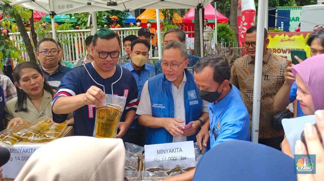 Zulhas Buka Pasar Murah di Kebayoran, Minyakita Rp 14.000/L