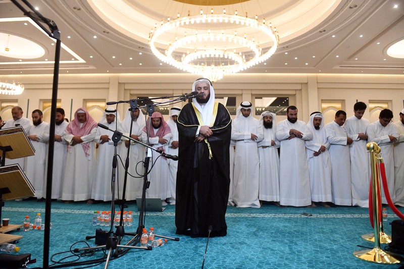 Pemerintah Kuwait melarang imam membaca Al Quran menggunakan ponsel ketika sedang salat. Imam diminta mengandalkan hafalan saat sedang memimpin jemaah. (Anadolu Agency via Getty Images) Pemerintah Kuwait melarang imam membaca Al Quran menggunakan ponsel ketika sedang salat. Imam diminta mengandalkan hafalan saat sedang memimpin jemaah. (Anadolu Agency via Getty Images)