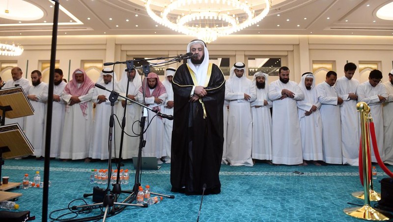 Pemerintah Kuwait melarang imam membaca Al Quran menggunakan ponsel ketika sedang salat. Imam diminta mengandalkan hafalan saat sedang memimpin jemaah. (Anadolu Agency via Getty Images)