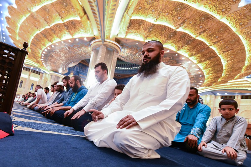 Pemerintah Kuwait melarang imam membaca Al Quran menggunakan ponsel ketika sedang salat. Imam diminta mengandalkan hafalan saat sedang memimpin jemaah. (Anadolu Agency via Getty Images) Pemerintah Kuwait melarang imam membaca Al Quran menggunakan ponsel ketika sedang salat. Imam diminta mengandalkan hafalan saat sedang memimpin jemaah. (Anadolu Agency via Getty Images)