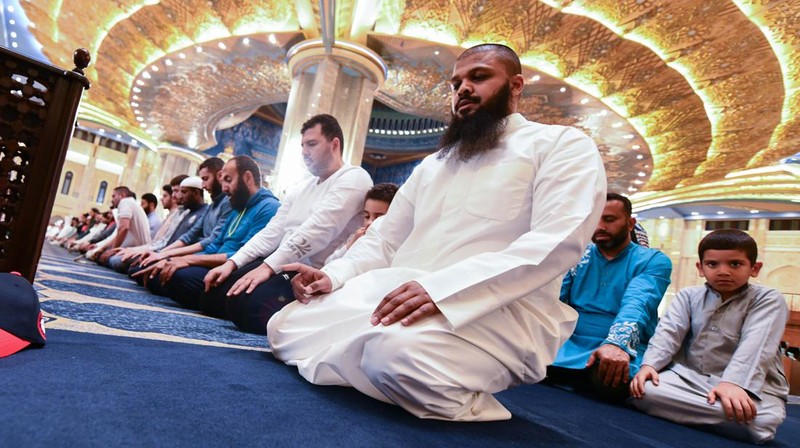 Pemerintah Kuwait melarang imam membaca Al Quran menggunakan ponsel ketika sedang salat. Imam diminta mengandalkan hafalan saat sedang memimpin jemaah. (Anadolu Agency via Getty Images)