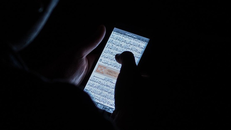 Pemerintah Kuwait melarang imam membaca Al Quran menggunakan ponsel ketika sedang salat. Imam diminta mengandalkan hafalan saat sedang memimpin jemaah. (Anadolu Agency via Getty Images)