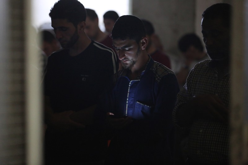 Pemerintah Kuwait melarang imam membaca Al Quran menggunakan ponsel ketika sedang salat. Imam diminta mengandalkan hafalan saat sedang memimpin jemaah. (Anadolu Agency via Getty Images) Pemerintah Kuwait melarang imam membaca Al Quran menggunakan ponsel ketika sedang salat. Imam diminta mengandalkan hafalan saat sedang memimpin jemaah. (Anadolu Agency via Getty Images)