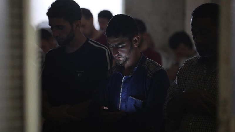 Pemerintah Kuwait melarang imam membaca Al Quran menggunakan ponsel ketika sedang salat. Imam diminta mengandalkan hafalan saat sedang memimpin jemaah. (Anadolu Agency via Getty Images)
