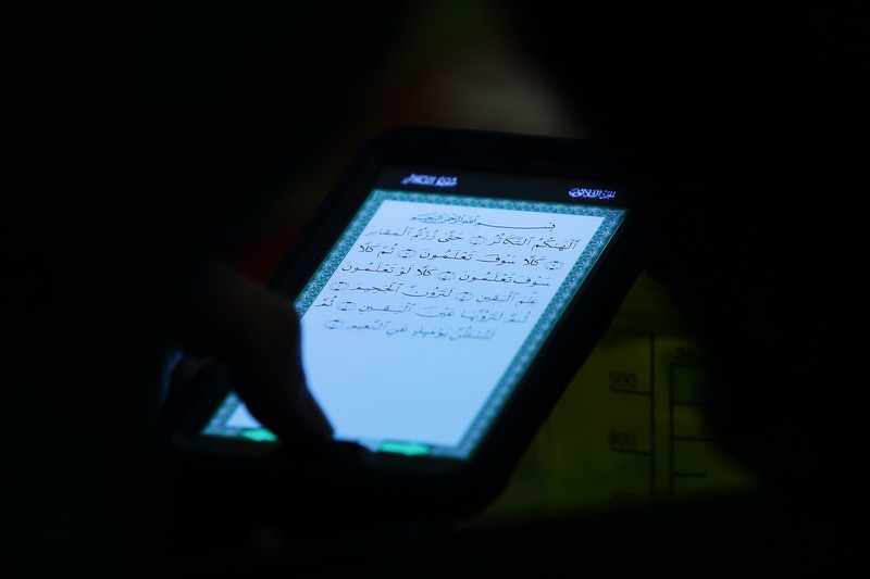 Pemerintah Kuwait melarang imam membaca Al Quran menggunakan ponsel ketika sedang salat. Imam diminta mengandalkan hafalan saat sedang memimpin jemaah. (Anadolu Agency via Getty Images) Pemerintah Kuwait melarang imam membaca Al Quran menggunakan ponsel ketika sedang salat. Imam diminta mengandalkan hafalan saat sedang memimpin jemaah. (Anadolu Agency via Getty Images)
